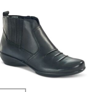 Aetrex Kailey Black leather side zipper bootie, size 6